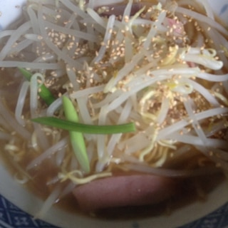 にんにくの芽とソーセージともやしの辛め醤油ラーメン